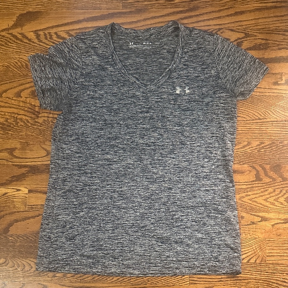 ❤️ 2/$20
Under Armour Women's Heathered Black V-Neck Tee